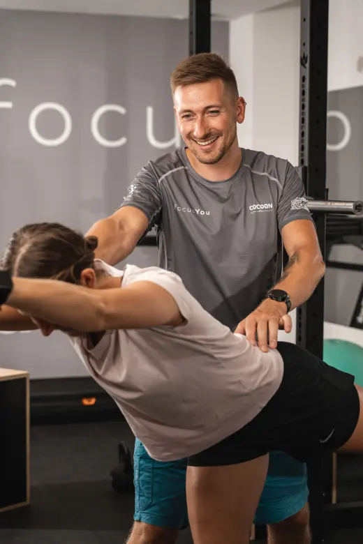 Michael Diewald behandelt einen Patienten bei FocusYou